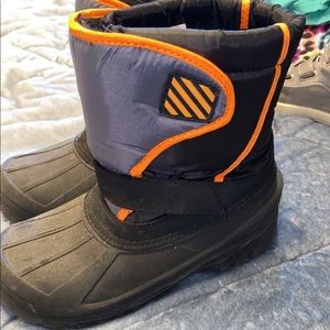 Boys snow boots size 5Y